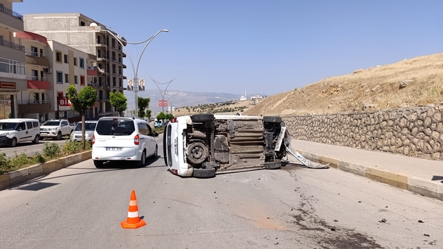 Şırnak'ta refüje çarparak devrilen hafif ticari araçtaki 2 kişi yaralandı