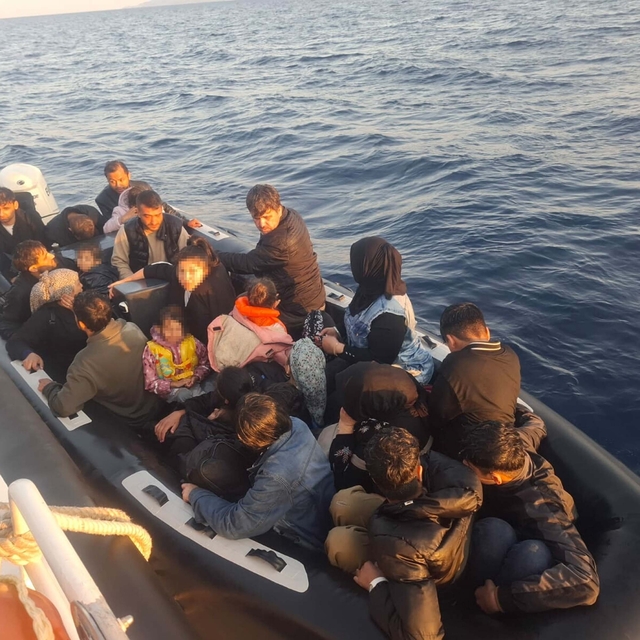 Çanakkale'de 37 kaçak göçmen ile 2 göçmen organizatör yakalandı
