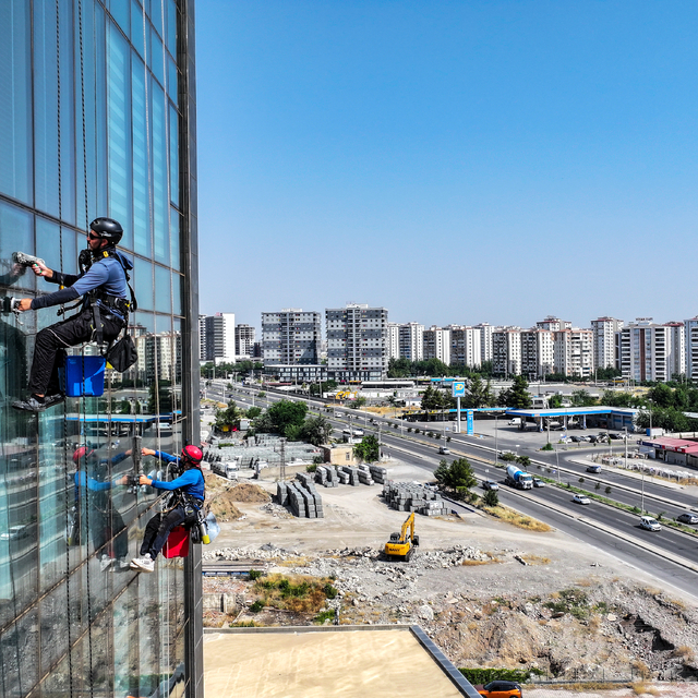 Tekstil sektöründeki işlerinden ayrılıp "örümcek adam" oldular