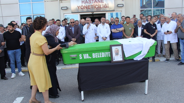 Beyin tümöründen ölen doktor, beyaz önlüğüyle uğurlandı