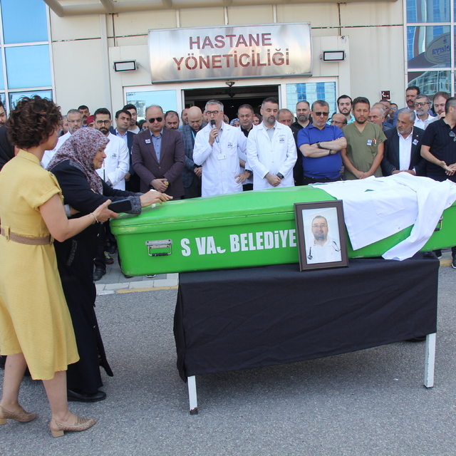 Beyin tümöründen ölen doktor, beyaz önlüğüyle uğurlandı