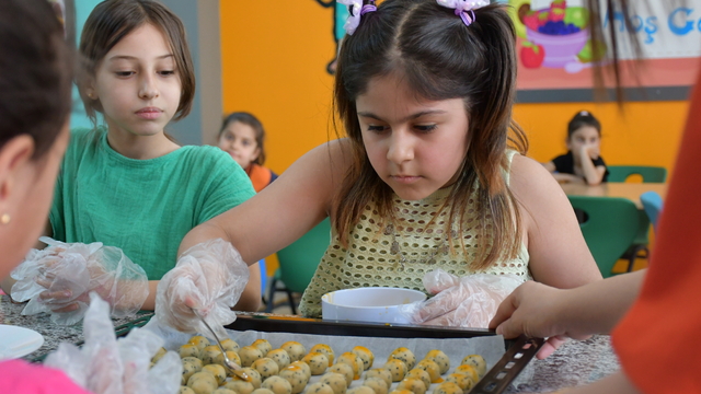 İlkokul öğrencileri yaşam becerilerini mutfak etkinlikleriyle geliştiriyor