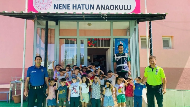 Tut'ta anaokulu öğrencilerine polislerden güvenlik ve trafik eğitimi