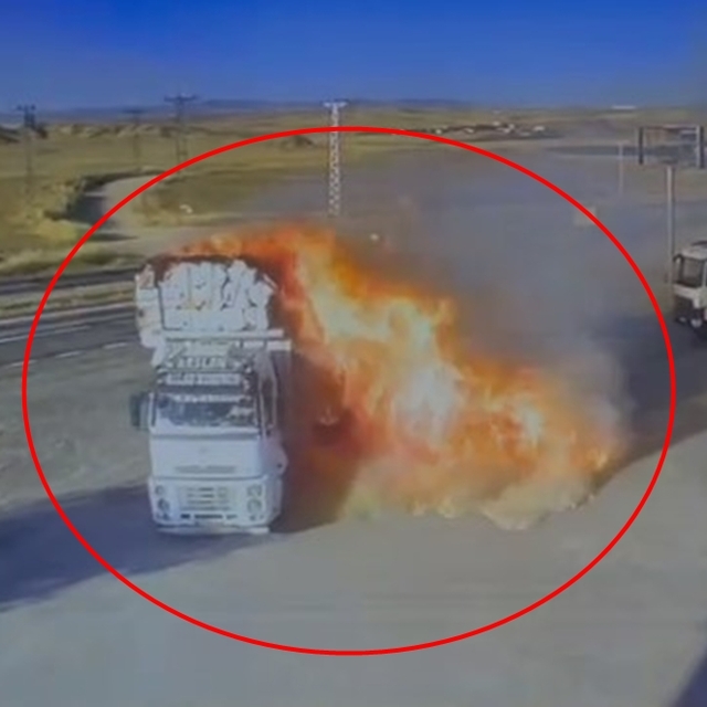 Alev alan saman yüklü kamyon, akaryakıt istasyonuna girdi; o anlar kamerada