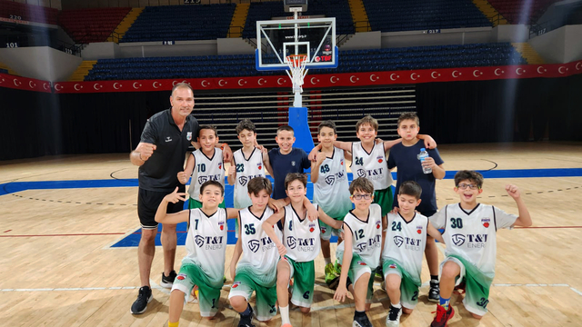 İzmir'in "yeni nesil" basketbolcuları şampiyonluğa ulaştı