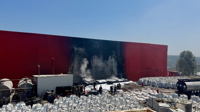 Kocaeli'de asfalt fabrikası çıkan yangında hasar gördü