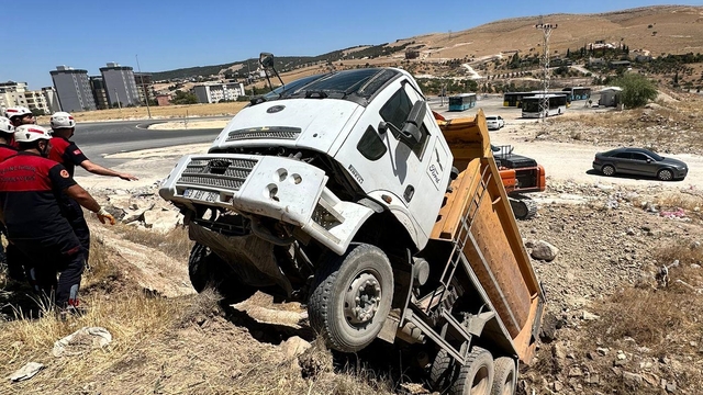 Şanlıurfa'da şarampole düşen kamyonun sürücüsü kepçeyle kurtarıldı