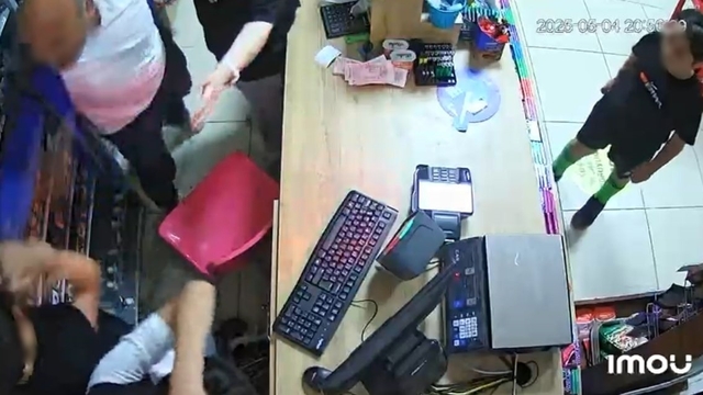 Oğluyla tartışan 2 çocuğu markette darbetti