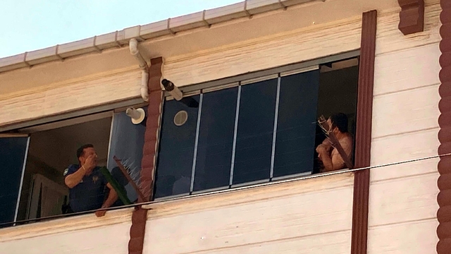 Eşiyle tartıştı, 4 aylık oğlunu pencereden atmaya kalktı