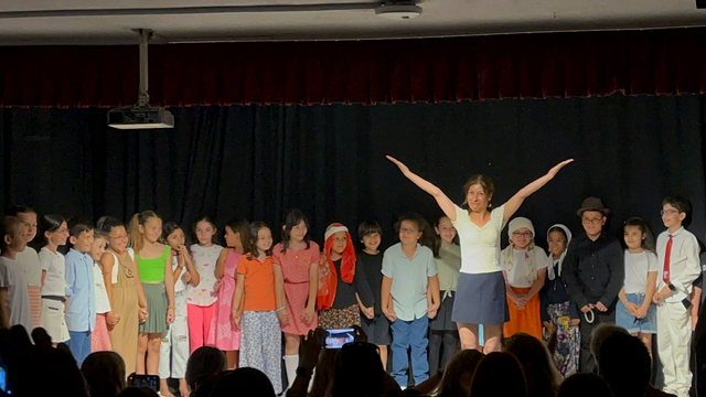 İzmir'de küçük öğrenciler tiyatro oyunu sahneledi