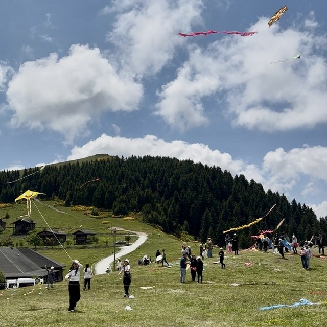 Kümbet Yaylası'nda gökyüzü uçurtmalar ile renklendi