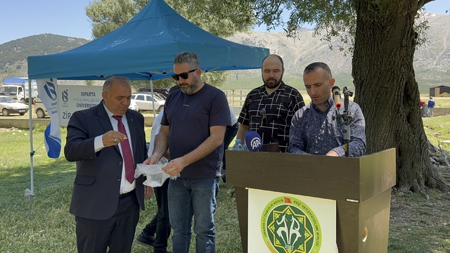 Isparta'da küçükbaş hayvan yetiştiricilerine çoban köpeği dağıtıldı