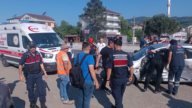Zonguldak'ta hafif ticari araç ile otomobilin çarpıştığı kazada 4 kişi yaralandı