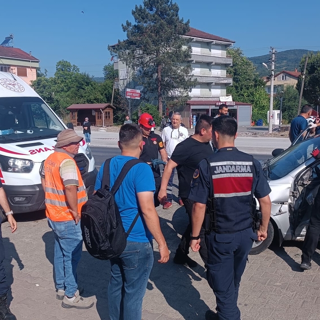 Zonguldak'ta hafif ticari araç ile otomobilin çarpıştığı kazada 4 kişi yara...