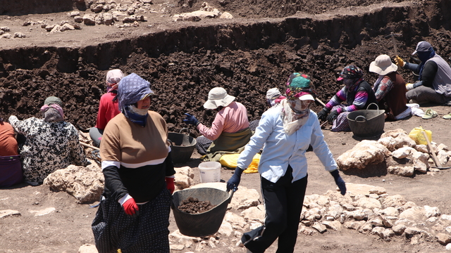 Diyarbakır Çayönü Tepesi'nin kadın işçileri "tarih" kazıyor