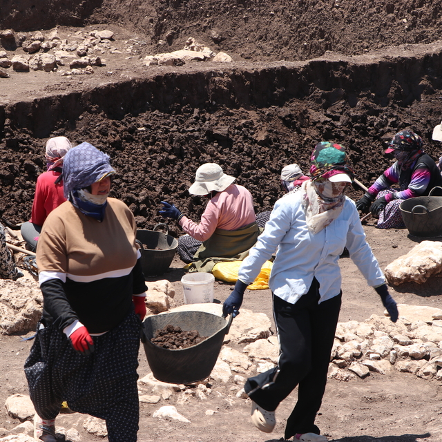 Diyarbakır Çayönü Tepesi'nin kadın işçileri "tarih" kazıyor