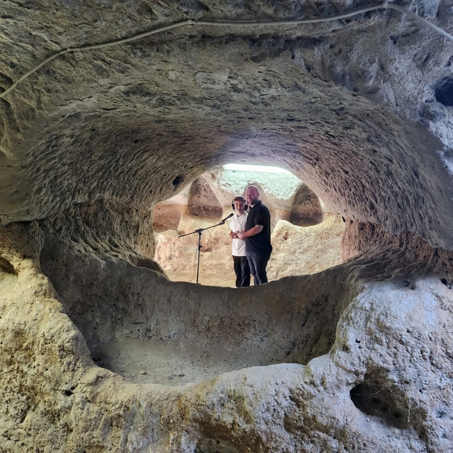 Kırşehir'de öğrenciler ilçelerini tanıtmak için sanatçıyla türkü söyleyip k...