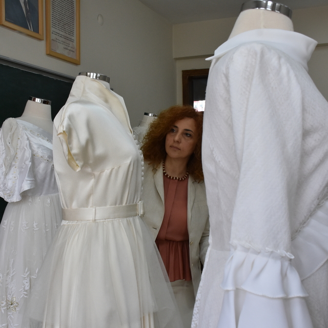 Trabzon'da öğrenciler eski gelinlik ve abiye modellerinden yeni kıyafetler...