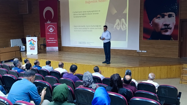 İspir'de kamu personeline bağımlılıkla mücadele eğitimi verildi