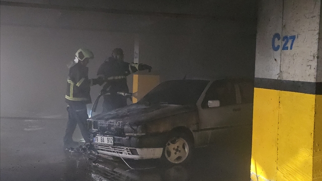 Karabük'te park halindeki otomobil yandı