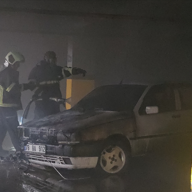 Karabük'te park halindeki otomobil yandı