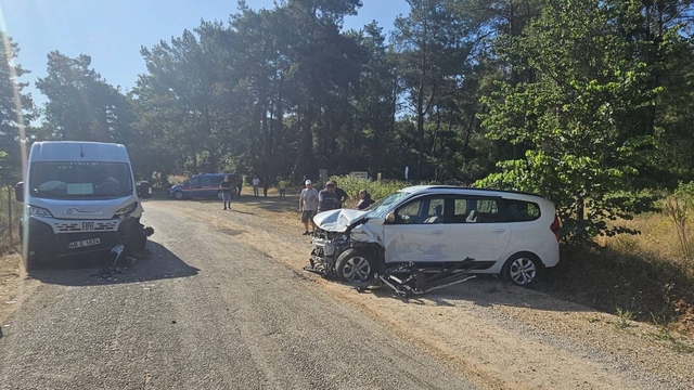 Muğla'da servis minibüsü ile otomobilin çarpıştığı kazada 9 kişi yaralandı