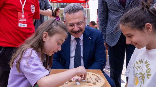 "Geleneksel Oyunlar Tırı" Eskişehir'de öğrencilerle buluştu
