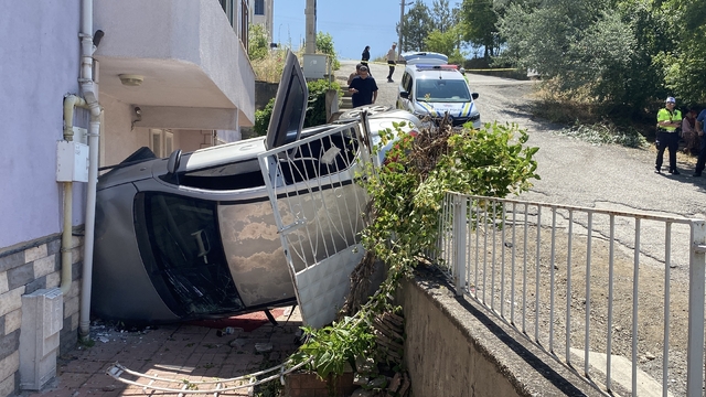 Otomobil, apartmanın bahçesine girerek yan yattı: 5 yaralı
