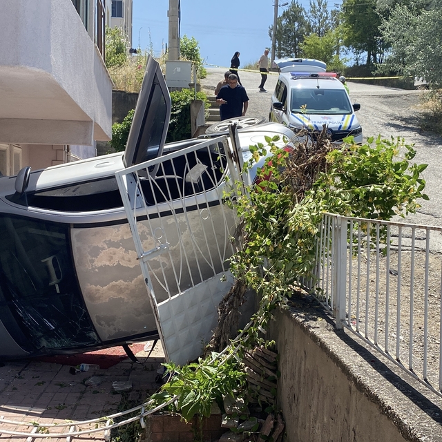 Otomobil, apartmanın bahçesine girerek yan yattı: 5 yaralı
