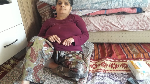 Serik'te yaşayan yatalak kadın akülü engelli aracına kavuşmak istiyor