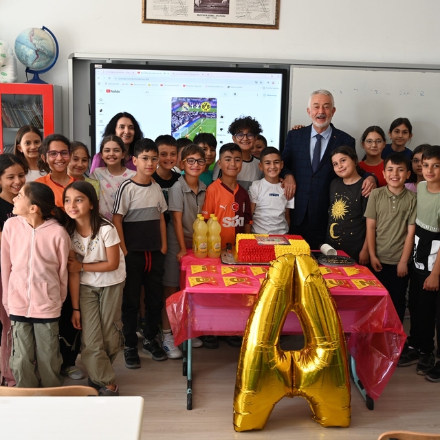Isparta Belediye Başkanı Başdeğirmen, ilkokul öğrencileriyle bir araya geld...
