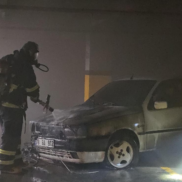 Karabük'te hastanenin otoparkındaki otomobil yandı