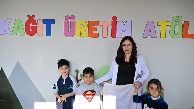 Kurtalan'da öğrenciler geri dönüşümle kağıt yapıyor