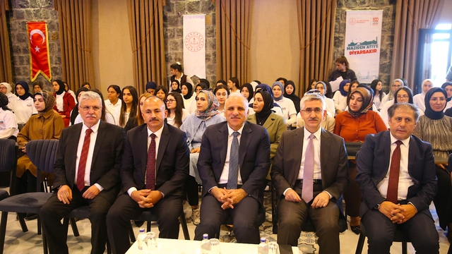 Milli Eğitim Bakan Yardımcısı Nazif Yılmaz, Diyarbakır'da lise öğrencileriyle buluştu