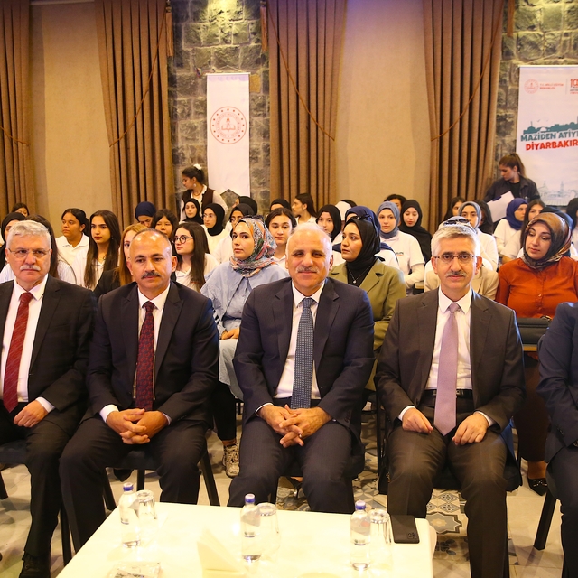 Milli Eğitim Bakan Yardımcısı Nazif Yılmaz, Diyarbakır'da lise öğrencileriy...