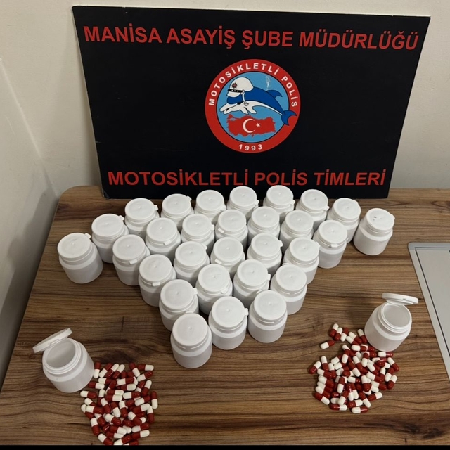 Yunusemre'de uyuşturucu bulunan otomobildeki 4 kişi gözaltına alındı