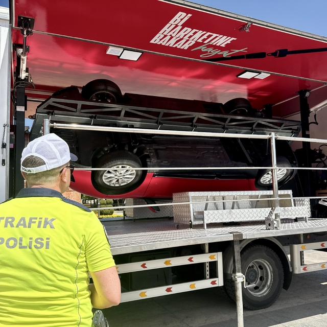 Kırşehir'de simülasyon aracıyla emniyet kemerinin önemi anlatıldı