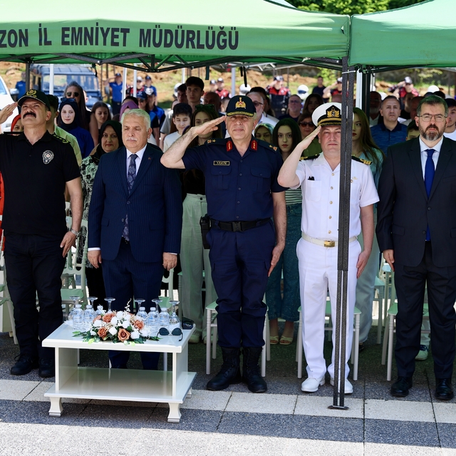 Trabzon'da terfi eden 40 emniyet mensubuna rütbeleri törenle takıldı