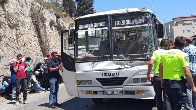 Hatay'da tıra çarpan işçi servisindeki 2 kişi yaralandı