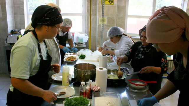 Lise öğrencileri, aileleriyle yemek yaptı
