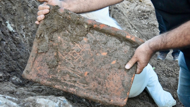 Yol çalışmasından tarihi olduğu değerlendirilen mezar kalıntıları çıktı