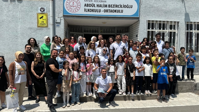Kayseri'de ilkokul öğrencileri TUSAŞ'ın "demir zırh"larını çizerek sergi açtı