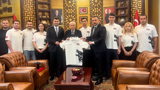 KAAN Teknoloji Kulübü'nün geliştirdiği İHA prototipi, MHP Genel Başkanı Bahçeli'ye takdim edildi