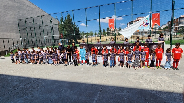 Suluova'da minik futbolcular, Filistinli çocuklara destek için pankart açtı