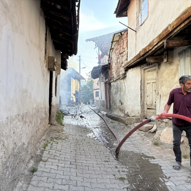 Çankırı'da metruk evde çıkan yangın söndürüldü