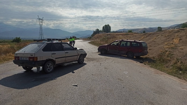 Amasya'da çarpışan iki otomobildeki 4 kişi yaralandı
