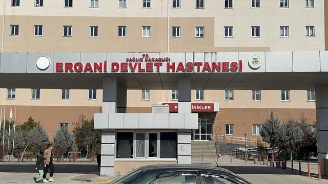 Psikolojik sorunları olduğu ileri sürülen baba, 2 kızını ve kendisini bıçaklaya yaraladı