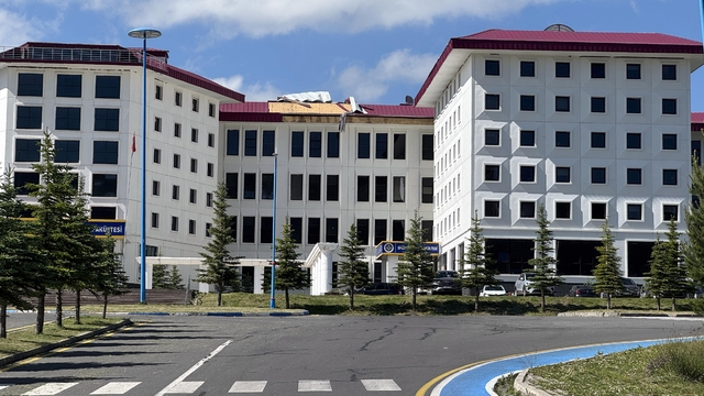 Ardahan'da kuvvetli rüzgar nedeniyle bazı binaların çatısı zarar gördü