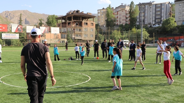 Hakkari'de "Geleneksel Çocuk Oyunları ve Spor Şenliği" düzenlendi