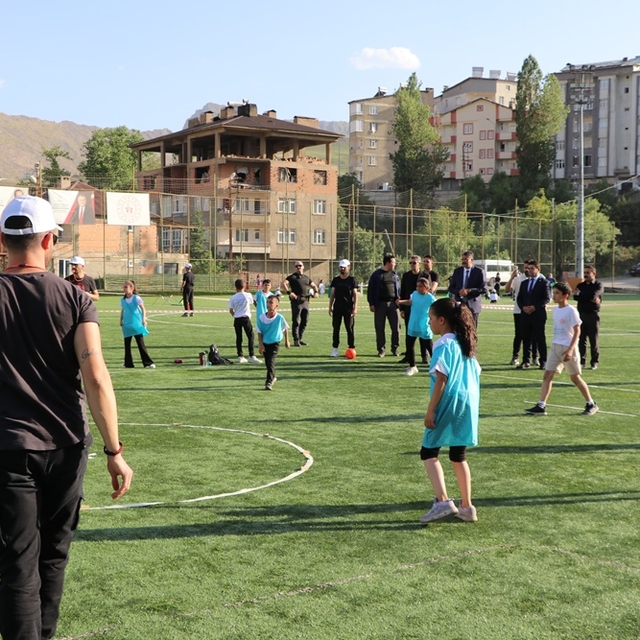 Hakkari'de "Geleneksel Çocuk Oyunları ve Spor Şenliği" düzenlendi